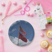 Patriotische Flaggen und ein blauer Himmel auf ein Pappteller (Party)