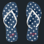 Patriotische Flip Flops vom 4. Juli Party Badesandalen<br><div class="desc">Patriotischer 4. Juli Party Flip Flops mit personalisierten Monogramm. Benutzerdefinierter Farbgurt für ihn und sie / Männer und Frauen. Benutzerdefinierte Hintergrundfarbe und personalisierte Namensinitialen. Moderne amerikanische Flaggen-Sterne Design Sandalen für den Unabhängigkeitstag. Niedliches Gastgeschenk zum Thema Hochzeit, Hochzeit, Brautparty, Verlobung, Geburtstag, Grillen, Bachelorette, Mädchenwochenreise etc. Starflipflops mit stilvollen mit Monogramm Briefen....</div>