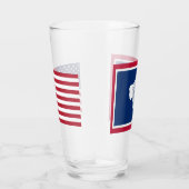 Patriotische Glastasse mit der Flagge von Wyoming Glas (Rechts)