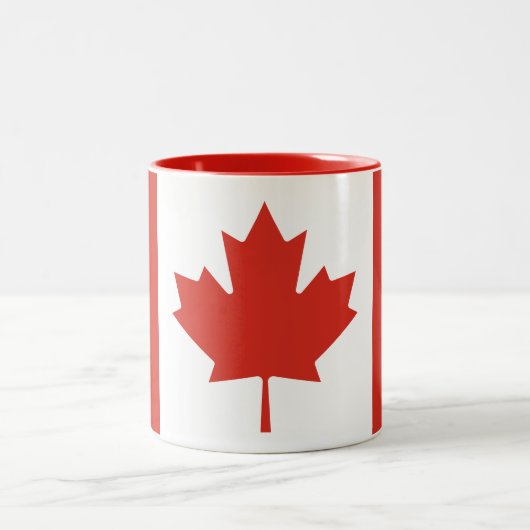 Patriotische kanadische Flagge Zweifarbige Tasse (Mittel)
