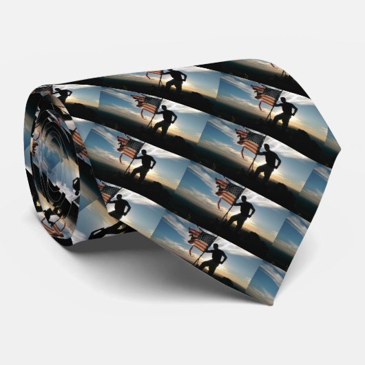 Patriotische Krawatte unter amerikanischer Flagge (Gerollt)