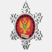 Patriotische Montenegro Flagge, Roter Büffel karie Schneeflocken Zinn-Ornament (Rechts)
