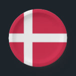 Patriotische Papierplatte mit dänischer Flagge Pappteller<br><div class="desc">Genießen Sie Ihr Essen mit unseren Tellern unter dänischer Flagge! Diese Teller wurden sowohl für Bequemlichkeit als auch für kulturellen Stolz konzipiert und zeigen das ikonische Design der dänischen Nationalflagge Dannebrog mit ihrem roten Hintergrund und dem weißen skandinavischen Kreuz. Ob Sie ein dänisches Party veranstalten, einen besondere Anlass feiern oder...</div>