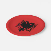 Patriotische Papiertafel mit albanischer Flagge Pappteller (Schrägansicht)
