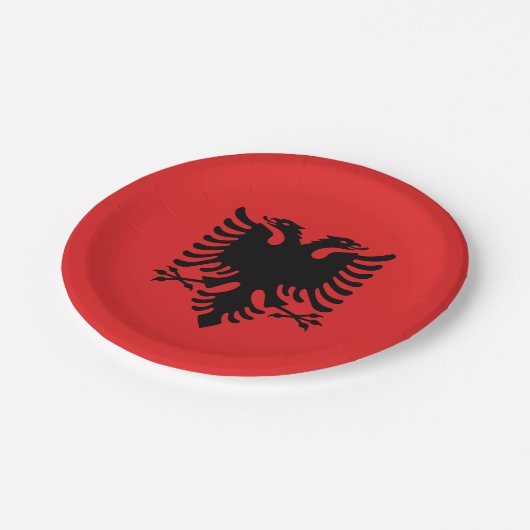 Patriotische Papiertafel mit albanischer Flagge Pappteller (Schrägansicht)