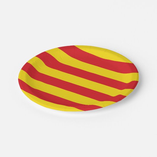 Patriotische Papiertafel mit der Flagge Katalonien Pappteller (Schrägansicht)