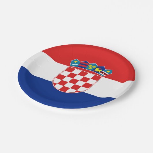 Patriotische Papiertafel mit der Flagge Kroatiens Pappteller (Schrägansicht)