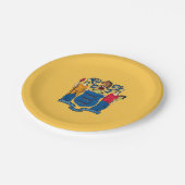 Patriotische Papiertafel mit der Flagge New Jersey Pappteller (Schrägansicht)