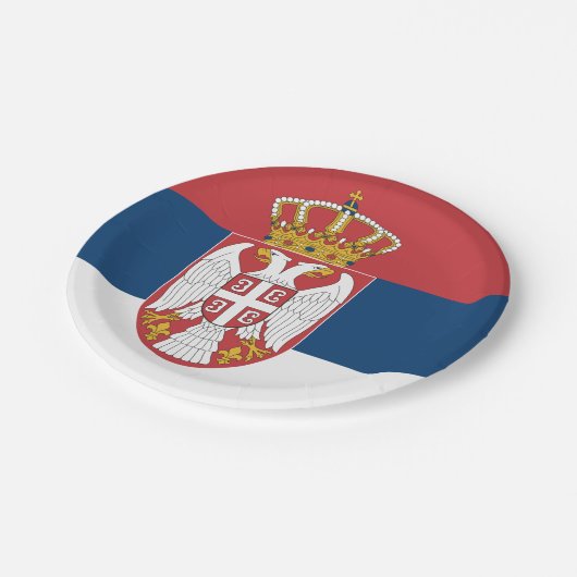 Patriotische Papiertafel mit serbischer Flagge Pappteller (Schrägansicht)