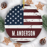 Patriotische Personalisierte amerikanische Flagge Keramik Ornament<br><div class="desc">Dieses Dekor der amerikanischen Fahne ist der perfekte Weg, Ihren patriotischen Geist in dieser Feriensaison zu zeigen. Das Dekor zeichnet sich durch das Design der US Flagge in fett rot, weiß und blau aus. Es ist ein großartiges Geschenk für Militärveteranen und ihre Familien, oder für jeden, der Amerika Liebe und...</div>