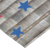 Patriotische rote blaue Sterne rustikale Gürtelmus Tischdecke (Schrägansicht)