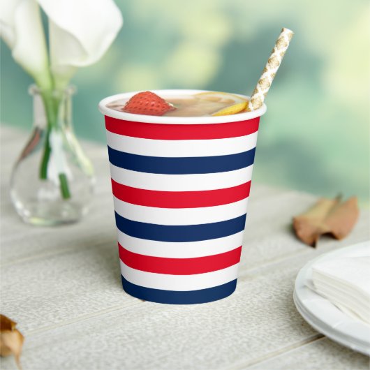Patriotische rote blaue Streifen Muster modern Pappbecher (In Situ)