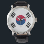 Patriotische Spezialuhr mit Flagge Südkoreas Armbanduhr<br><div class="desc">Fügen Sie Ihrer Accessoires-Kollektion eine Touch Südkoreanischer Stolz hinzu - mit unserer exklusiven Handuhr unter der Flagge Südkoreas! Diese Handuhr, die mit viel Liebe zum Detail gestaltet wurde, ist mehr als nur ein Zeitmesser; sie ist eine Feier der reichen Kultur und des kulturellen Erbes Südkoreas. Das lebendige Design zeigt die...</div>