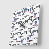 Patriotische Waffen Quadratische Wanduhr (Winkel)