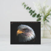 Patriotischer Adler mit Flaggenhintergrund Postkarte (Stehend Vorderseite)