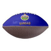 Patriotischer amerikanischer Fußball mit Kansas-Fl Football (Gedreht 270)