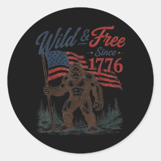 Patriotischer Bigfoot Wild und seit 1776 4. Juli Runder Aufkleber
