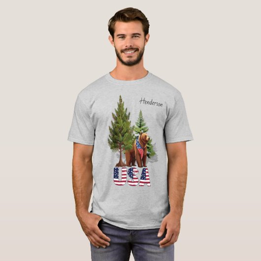 Patriotischer Braunbär in PIne Trees American Flag T-Shirt (Vorne ganz)