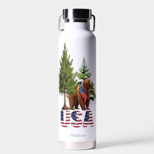 Patriotischer Braunbär in PIne Trees American Flag Trinkflasche