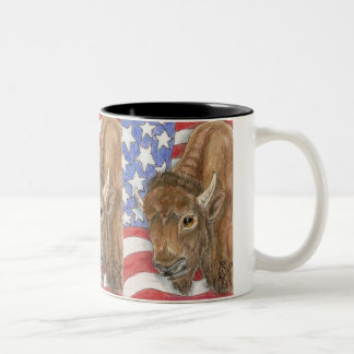 Patriotischer Büffel und amerikanische Flagge Zweifarbige Tasse