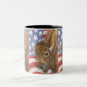 Patriotischer Büffel und amerikanische Flagge Zweifarbige Tasse (Mittel)