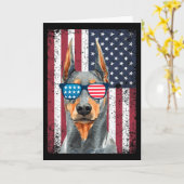 Patriotischer Dobermann Pinscher 4. Juli USA Ameri Karte (Gelbe Blume)