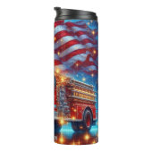 Patriotischer Feuerzug mit amerikanischer Flagge Thermosbecher (Nach rechts gedreht)