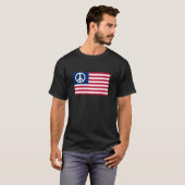 Patriotischer Frieden und die amerikanische Flagge T-Shirt (Vorne ganz)