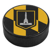 Patriotischer Hockey-Puck mit Fahne von Baltimore. Eishockey Puck (3/4)