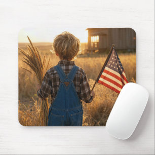 Patriotischer Junge mit amerikanischer Flagge und  Mousepad