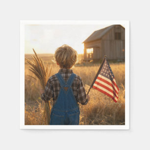 Patriotischer Junge mit amerikanischer Flagge und Serviette