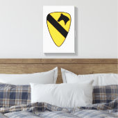 Patriotischer Patch der ersten Cavalry Division Leinwanddruck (Insitu (Schlafzimmer))