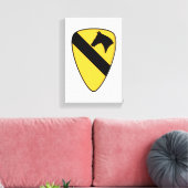 Patriotischer Patch der ersten Cavalry Division Leinwanddruck (Insitu (Wohnzimmer))