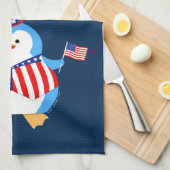 Patriotischer Pinguin mit Feuerwerken Handtuch (Viertel Falte)