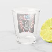 "Patriotischer Schädel: Rebellion der US Flagge Schnapsglas (Rückseite)