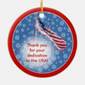 Patriotischer Schneemann und Flag Weihnachtsschmuc Keramik Ornament (Hinten)