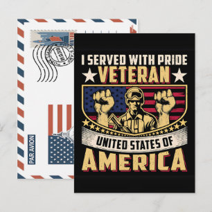 Patriotischer Soldat hält US-Flagge Postkarte