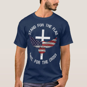 Patriotischer Stand für die Fahne Knie für das Kre T-Shirt