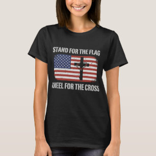 Patriotischer Stand für die Fahne Knie für das Kre T-Shirt