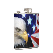 Patriotischer Weißkopfseeadler mit amerikanischer Flachmann (Rechts)