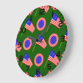 Patriotisches amerikanisches Flaggenmuster auf grü Große Wanduhr (Winkel)
