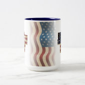 Patriotisches Design vom 4. Juli Zweifarbige Tasse (Mittel)