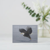 Patriotisches Eagle, das Flug - doppelseitige Visitenkarte (Stehend Vorderseite)