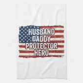 Patriotisches Ehemann Daddy Beschützer Held Flagge Geschirrtuch (Vertikal)