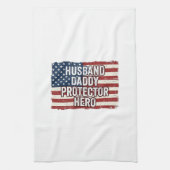 Patriotisches Ehemann Daddy Beschützer Held Flagge Geschirrtuch (Vertikal)