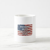 Patriotisches Ehemann Daddy Beschützer Held Flagge Kaffeetasse (Mittel)