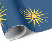 Patriotisches Geschenkpapier mit der Flagge Makedo (Rolleneckpunkt)