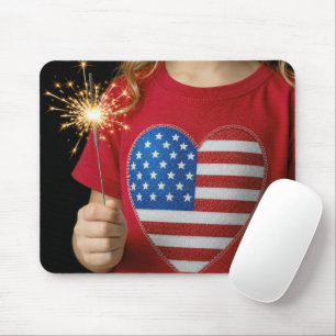 Patriotisches Mädchen hält ein Wunderkerze Mousepad