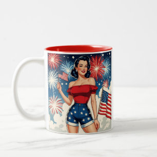Patriotisches Pin-Up-Mädchen – Retro 4. Juli-Stil Zweifarbige Tasse