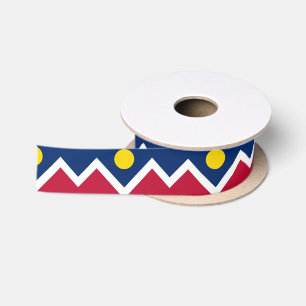 Patriotisches Ribbon mit Flagge von Denver, USA. Satinband